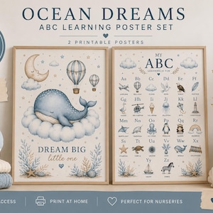 Könnte beinhalten: Zwei rechteckige Poster mit dem Titel Ocean Dreams ABC Learning Poster Set. Ein Poster zeigt einen blauen Wal auf einer Wolke mit Mond und Heißluftballons. Das zweite Poster zeigt das Alphabet mit passenden Illustrationen für jeden Buchstaben.