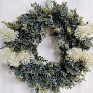 Door wreath all year round with white flowers – Handmade door wreath for front door, all year round – Flower wreath with eucalyptus