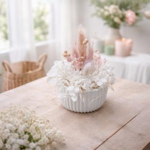 Composizione vintage di fiori secchi in delicate tonalità di rosa con ortensie bianche | Composizione da tavolo con fiori rosa e bianchi