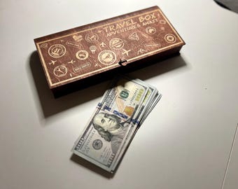 Personalisierte Spardose • Sparkasse • Urlaubskasse • Geschenk für Paare • Gravierte hölzerne Reisesparkasse
