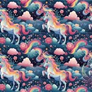 Op de afbeelding: Een herhalend patroon met grillige eenhoorns met regenboogmanen en -staarten, tegen een achtergrond van roze wolken, bloemen en een donkerblauwe lucht. De eenhoorns staan in een steigerende pose, wat een magisch en betoverend ontwerp creëert.