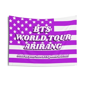 Puede incluir: Un tapiz morado y blanco con el texto "BTS WORLD TOUR ARIRANG" en blanco. La esquina superior izquierda presenta un campo morado con estrellas blancas, y la parte inferior tiene el texto "Send us your fave BTS photo in DMs!"