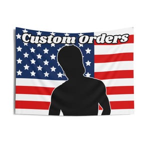Peut inclure: Une tapisserie rectangulaire avec le drapeau américain et une silhouette noire d'une personne. Les mots "Custom Orders" sont affichés en blanc, en arc de cercle en haut du drapeau.