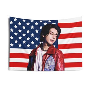 Puede incluir: Un tapiz rectangular con la bandera estadounidense de fondo. Una persona con cabello oscuro lleva una chaqueta de cuero roja, una camisa blanca y un collar negro. Ideal para la decoración de paredes.