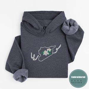 Sudadera con capucha bordada de Siria Libre, camiseta con la bandera siria, sudadera con capucha de Alepo, camiseta con el mapa de Damasco Freedom, ropa de Jasmine Tatreez, regalo para un amigo árabe