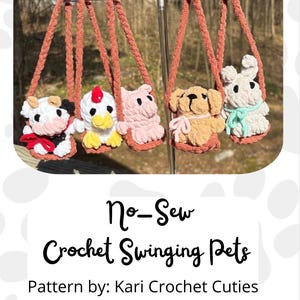 Puede incluir: Cinco juguetes de peluche tejidos a crochet colgando de un soporte de metal. Los juguetes son una vaca, un pollo, un cerdo, un perro y un conejito. Los juguetes son todos de colores pastel y tienen un diseño sin costuras. El texto "No-Sew Crochet Swinging Pets" y "Pattern by: Kari Crochet Cuties" se muestra debajo de los juguetes.
