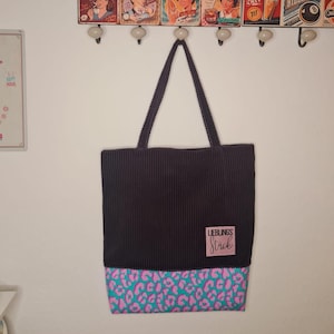 Stylische Tote Bag Handtasche aus Cord in Aubergine und Kunstleder mit Leoprint Animalprint mit praktischem Magnetverschluss und Innenfach