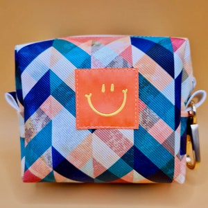 Kleine Quarterbag aus Kunstleder im Zick Zack Design wahlweise mit Label in zwei Größen zur Aufbewahrung von Accessoires Geld oder Karten
