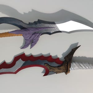 Könnte beinhalten: Zwei Fantasy-Schwerter mit aufwendigen Designs. Das obere Schwert hat eine lila und graue Klinge mit einer weißen Spitze und einem braunen Griff. Das untere Schwert hat eine rote und graue Klinge mit einem weißen Griff und einer schwarzen Spitze.