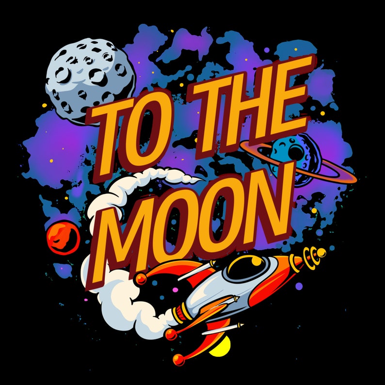 K&ouml;nnte beinhalten: Eine Illustration im Retro-Stil eines Raumschiffs, das durch den Weltraum fliegt, mit den Worten "To the Moon" in einer Comic-Schrift. Das Bild zeigt einen lila und blauen Nebelhintergrund mit Sternen und Planeten.