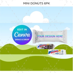 Op de afbeelding: Een mock-up ontwerp voor een 6-pack mini donuts. De afbeelding toont een witte zak met de tekst "YOUR DESIGN HERE" op een groene grasachtige achtergrond met een blauwe lucht. De zak bevindt zich naast twee pakjes mini donuts, een chocolade en een met glazuur.