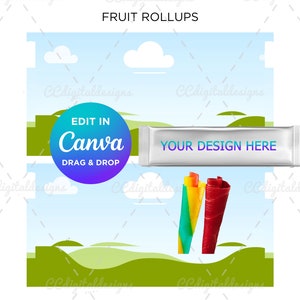 Op de afbeelding: Een mockup van een fruitrolverpakking met een witte achtergrond en een groene grasheuvel. De verpakking is zilver en zegt "YOUR DESIGN HERE". De tekst "EDIT IN Canva DRAG & DROP" staat in een paarse en blauwe cirkel.