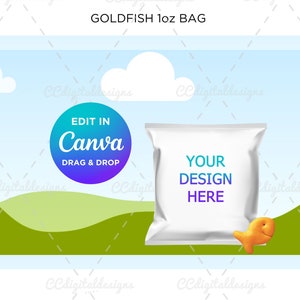 Puede incluir: Una maqueta de una bolsa blanca de 28 gramos de galletas Goldfish con el texto "YOUR DESIGN HERE" en la parte delantera. La bolsa está sentada en una colina verde cubierta de hierba con un cielo azul y nubes blancas en el fondo. Una sola galleta Goldfish está sentada junto a la bolsa.