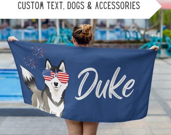 Può includere: Un asciugamano da spiaggia blu con un cane husky bianco che indossa occhiali da sole rosso, bianco e blu. Il cane è circondato da fuochi d'artificio rosso, bianco e blu. Il testo "Duke" è scritto in bianco sull'asciugamano.