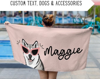 Può includere: Un telo mare rosa chiaro con un husky dei cartoni animati con occhiali da sole rosa. Il nome "Maggie" è scritto in corsivo nero. Il testo "CUSTOM TEXT, DOGS & ACCESSORIES" è in alto.