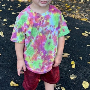 Kleinkind / Jugend Knäuel Batik T-Shirt, bunte Krawatte, Jungen Krawatte, Mädchen Krawatte, Gildan T-Shirt, Hanes T-Shirt, Limette, gelb, rot