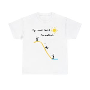 Könnte beinhalten: Weißes T-Shirt mit einer gelben Sonne und einer schwarzen Strichmännchen-Illustration einer Person, die eine gelbe Düne hinaufklettert. Der Text "Pyramid Point Dune climb" ist auf das T-Shirt gedruckt.