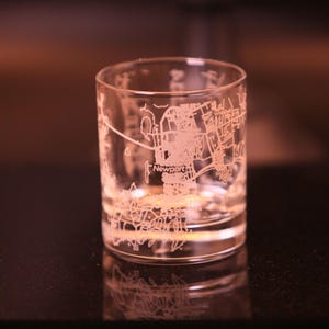 Newport, Rhode Island | Plan de la ville Rocks Glass | Verre à whisky gravé | Verres à scotch gravés | par FineBruh