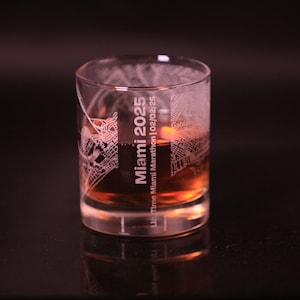 Maratón Life Time Miami 2025 / Mapa de la ruta del maratón Vasos de whisky / Texto personalizado / 2 de febrero de 2025 / BruhBon / Regalo de actividad para corredores