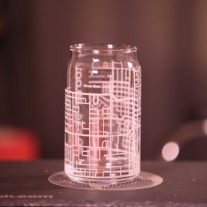 イリノイ州立大学キャンパスマップグラス：卒業生への贈り物ビールタンブラー