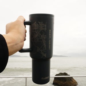 Custom Urban Map Einfacher moderner 40 Unzen Becher mit Griff & Strohdeckel | Eigene Kartenerstellung | Trek Becher mit Gravur von FineBruh