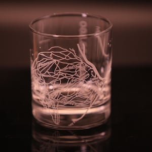 Kupferfarbenden Bergwanderweg Landkarte Felsen Glas | Graviertes Whiskyglas | Geätzte Scotch Gläser | von FineBruh