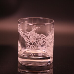 Vaso de whisky grabado con el mapa de la ciudad de Reykjavik, Islandia / Vaso de whisky grabado / Vasos de whisky grabados / por FineBruh
