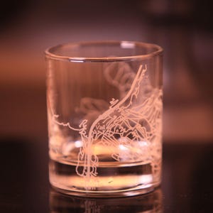 Vail Mountain Map Felsen Glas | Graviertes Whiskyglas | Geätzte Scotch Gläser | von FineBruh