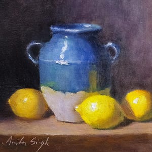 Op de afbeelding: Een olieverfschilderij met een blauw-witte keramische vaas met twee handvatten en drie gele citroenen. Het kunstwerk heeft een donkere achtergrond en is linksonder gesigneerd met "Anita Singh". Het is een stilleven.