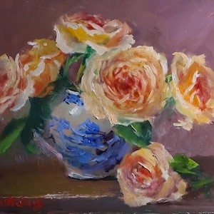 Puede incluir: Una pintura de bodegón de un ramo de rosas amarillas y naranjas en un jarrón de porcelana azul y blanco. Las rosas están dispuestas en un estilo suelto y natural, y el jarrón está decorado con un patrón chino tradicional.