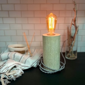 Industriële tafellamp van beton met Edison-lamp