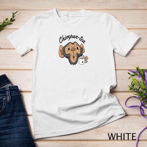 Camiseta con diseño de dibujos animados divertidos para amantes del té: chimpancé juguetón disfrutando del té