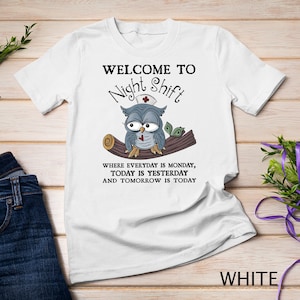 Peut inclure: T-shirt blanc avec un graphique d'un hibou portant un bonnet d'infirmière. Le texte dit "Bienvenue à l'équipe de nuit" et "Où tous les jours sont lundi, aujourd'hui est hier et demain est aujourd'hui".
