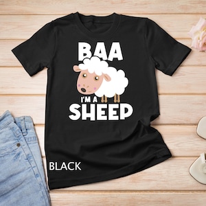 Pode incluir: Camiseta preta com um gráfico de ovelha branca e o texto "BAA I'M A SHEEP".