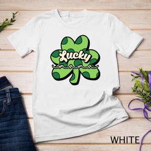 Lucky Mama célèbre fièrement la Saint-Patrick avec un t-shirt au charme irlandais et aux vibrations vertes