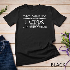 Może przedstawiać: Czarny T-shirt z białym tekstem, który brzmi "That's what I do I cook and I know things".
