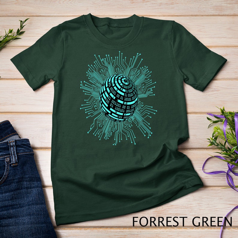 Puede incluir: Una camiseta verde oscuro con un gr&aacute;fico de una esfera azul y negra rodeada por un dise&ntilde;o de placa de circuito. La esfera tiene c&oacute;digo binario impreso en ella.
