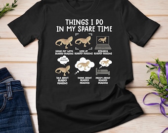 Könnte beinhalten: Schwarzes T-Shirt mit einer weißen Grafik, auf der "Things I do in my spare time" steht und Illustrationen von Bartagamen zu sehen sind. Die Illustrationen zeigen eine Bartagame, die mit anderen Bartagamen rumhängt, Bartagamen anschaut, Bartagamen recherchiert, über Bartagamen spricht, über Bartagamen nachdenkt und von Bartagamen träumt.