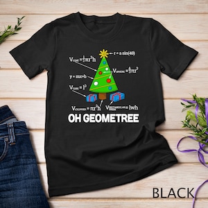 Puede incluir: Camiseta negra con un árbol de Navidad verde y fórmulas geométricas. El texto "OH GEOMETREE" está impreso debajo del árbol.