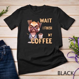 Wacht tot ik klaar ben met mijn koffie Cartoon hond ochtendhumor T-shirt ontwerp T-shirt sweatshirt