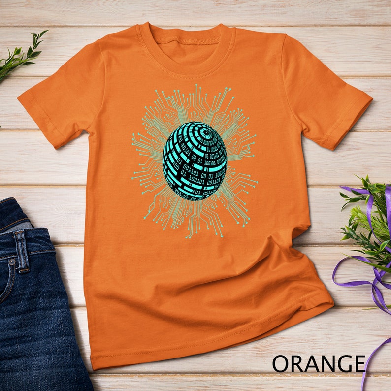Puede incluir: Camiseta naranja con un gr&aacute;fico de una esfera azul y negra rodeada de l&iacute;neas de placa de circuito. La esfera tiene c&oacute;digo binario.