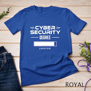 Peut inclure: Un t-shirt bleu royal avec du texte blanc qui dit "Cyber Security Degree" avec une barre de chargement en dessous.