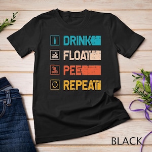Puede incluir: Camiseta negra con un gráfico de estilo vintage que dice "Beber, Flotar, Orinar, Repetir".