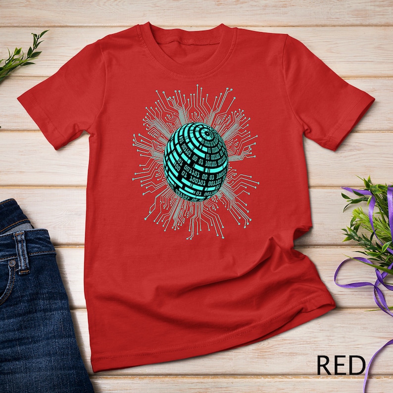 Puede incluir: Camiseta roja con un gr&aacute;fico de una esfera azul y negra rodeada por un dise&ntilde;o de placa de circuito. La esfera tiene c&oacute;digo binario impreso en ella.