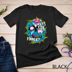 Camiseta con diseño llamativo y peculiar con dibujo de calavera zombi ¿Qué hay para cenar?
