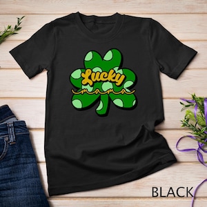 Une maman porte-bonheur inspire la joie et le charme le jour de la Saint-Patrick avec un t-shirt sweatshirt Irish Cheer