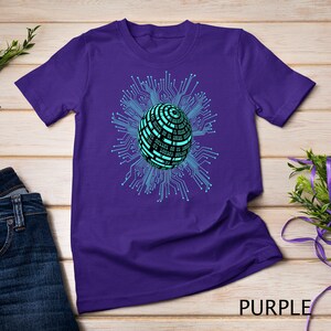 Puede incluir: Camiseta morada con un gr&aacute;fico de una esfera azul y negra rodeada por un dise&ntilde;o de circuito.