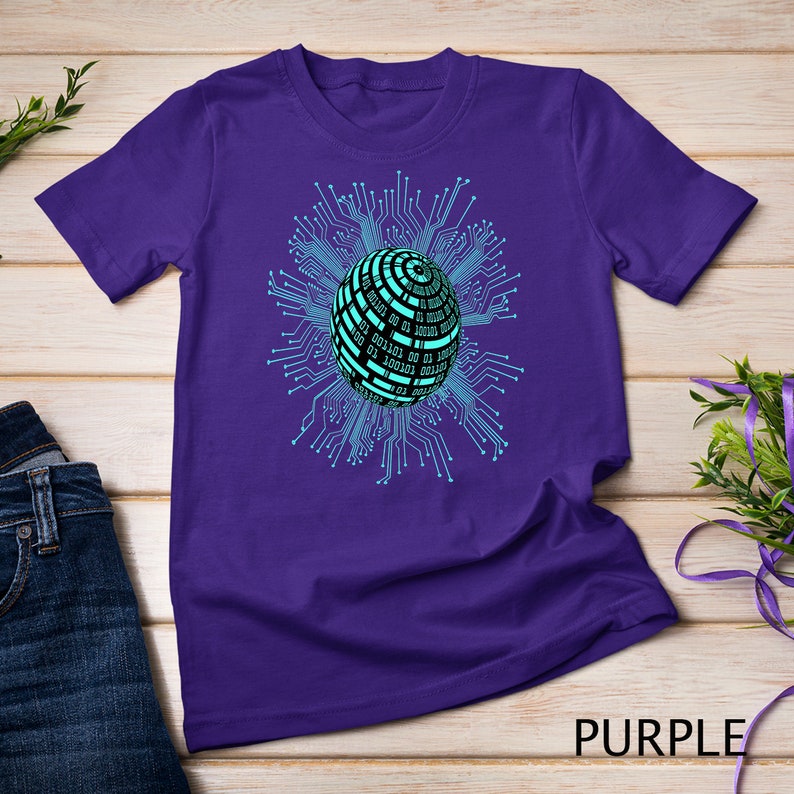 Puede incluir: Camiseta morada con un gr&aacute;fico de una esfera azul y negra rodeada por un dise&ntilde;o de circuito.