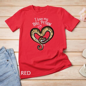 Op de afbeelding: Rood T-shirt met een afbeelding van een ball python slang die in de vorm van een hart is opgerold. De tekst "I love my Ball Python" staat op het T-shirt gedrukt.
