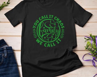 Jij noemt het chaos, wij noemen het familie Een leuk en herkenbaar T-shirt met T-shirt voor familieliefhebbers